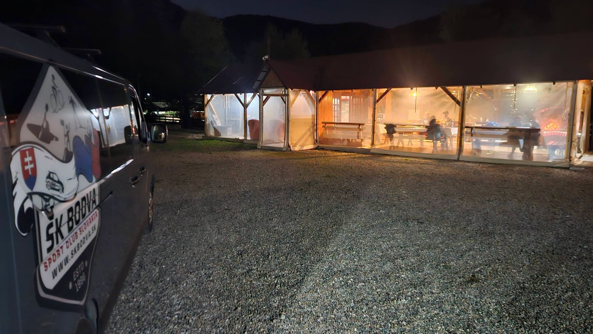 Večerná grilovačka v River House